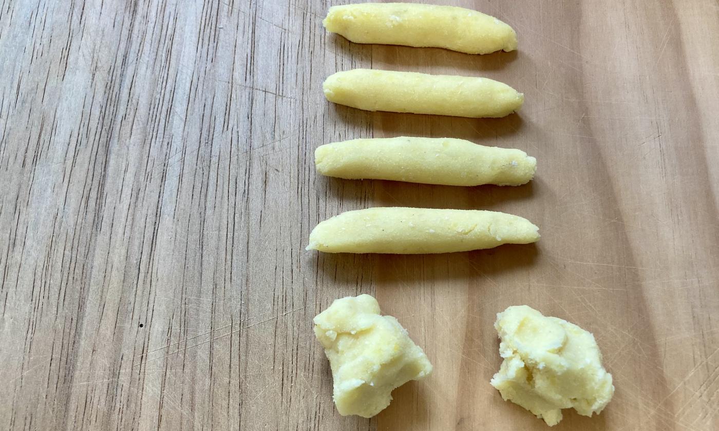 Изображение процесса формирования «веганского безглютенового шупфнудельна с яблочным соусом».