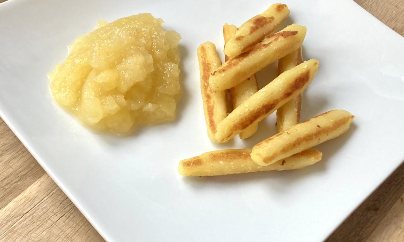 Изображение готового «веганского безглютенового шупфнудельна с яблочным соусом».