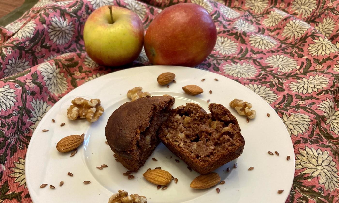 Rezeptbild der "Vegane öl- und glutenfreie Apfel-Nuss-Muffins", halbiert auf weissem Teller.