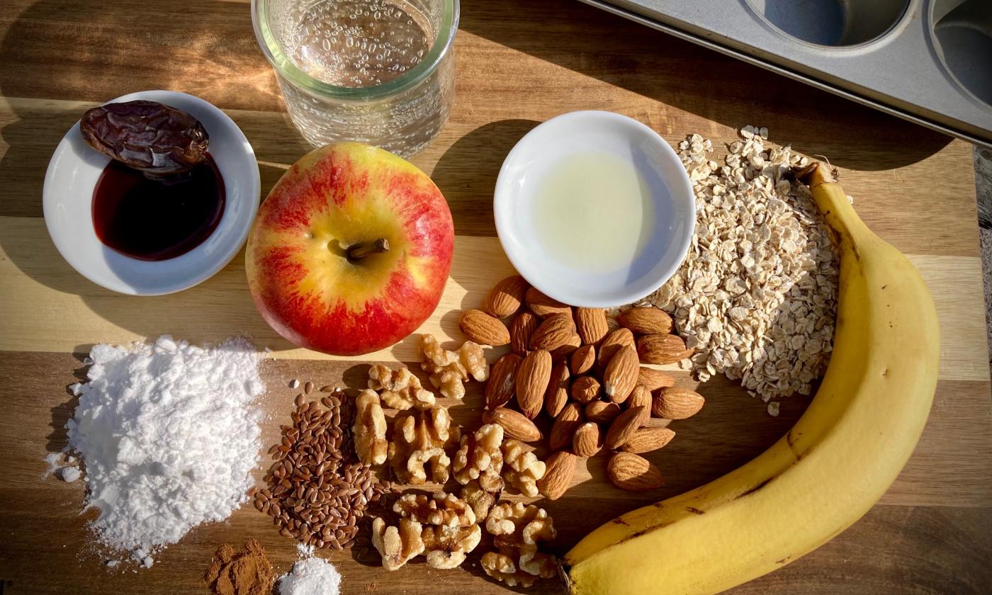 Vorbereitete Zutaten für die "Veganen öl- und glutenfreien Apfel-Nuss-Muffins".