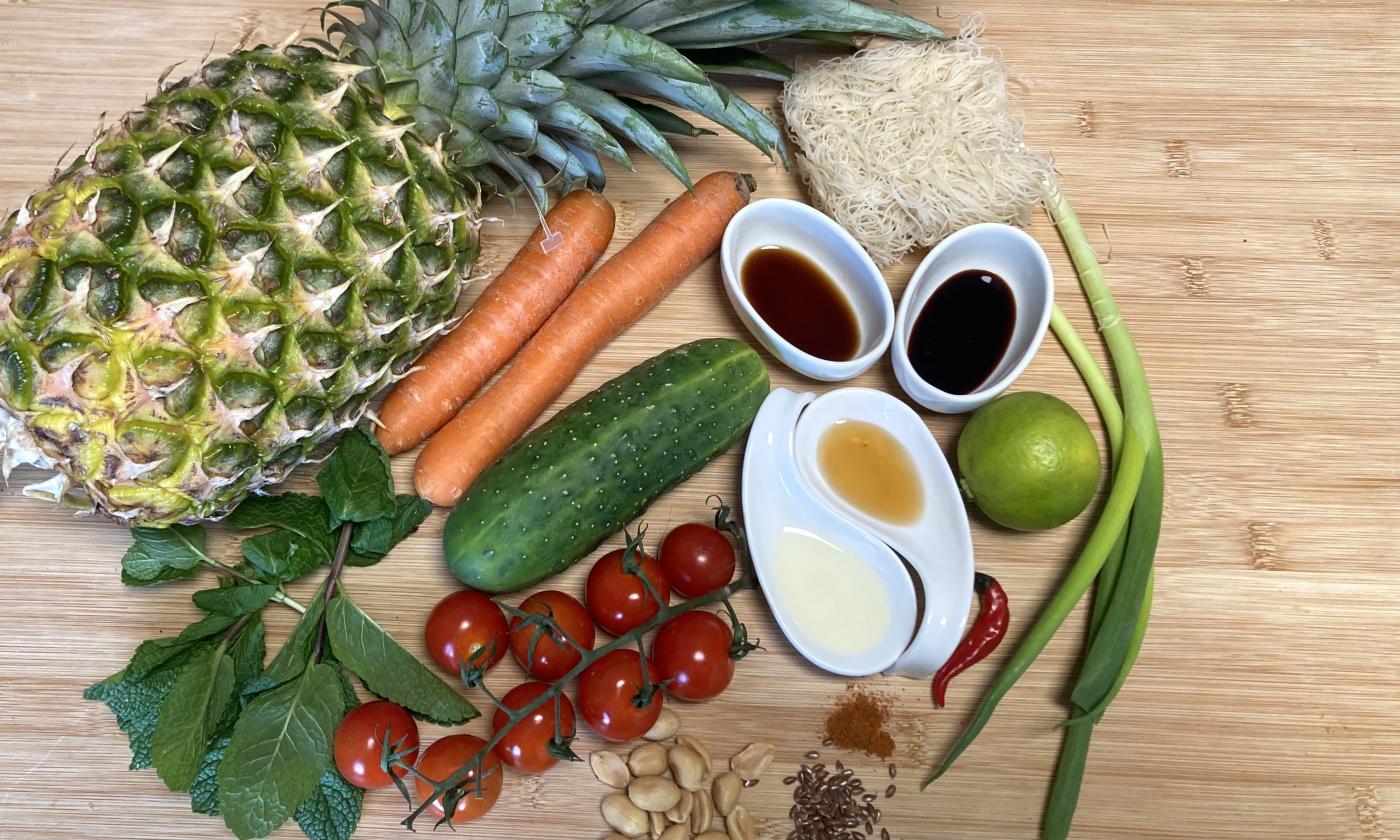 Foto bereitgestellter Zutaten für "Asiatischer Glasnudelsalat mit Karotte und gebratener Ananas".