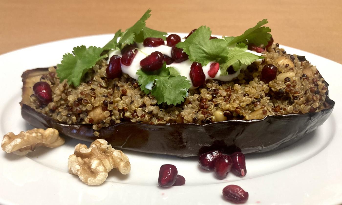 Rezeptbild "Gefüllte Aubergine mit Quinoa, Nüssen und Cranberries und veganem Joghurt".