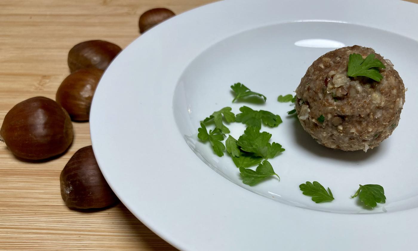 Rezeptbild von den fertigen "Maronen-Knödel mit Haferflocken, Walnüssen und Petersilie".