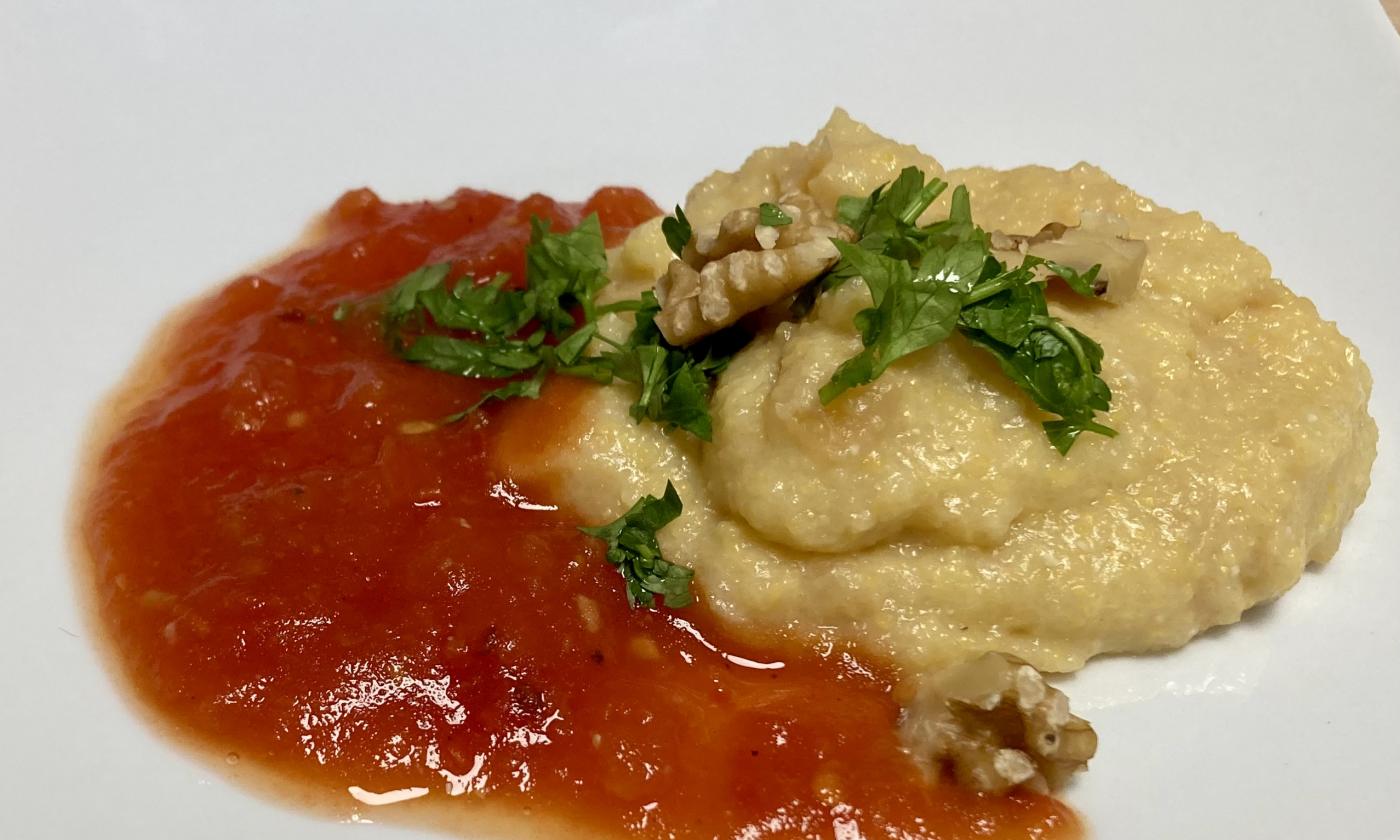 Rezeptbild Quittenpolenta mit frischer Tomatensauce, Petersilie und Walnüssen
