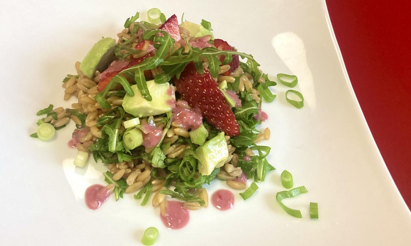 Imagen de la receta de “ensalada afrutada de Kamut con rúcula y fresas” preparada.