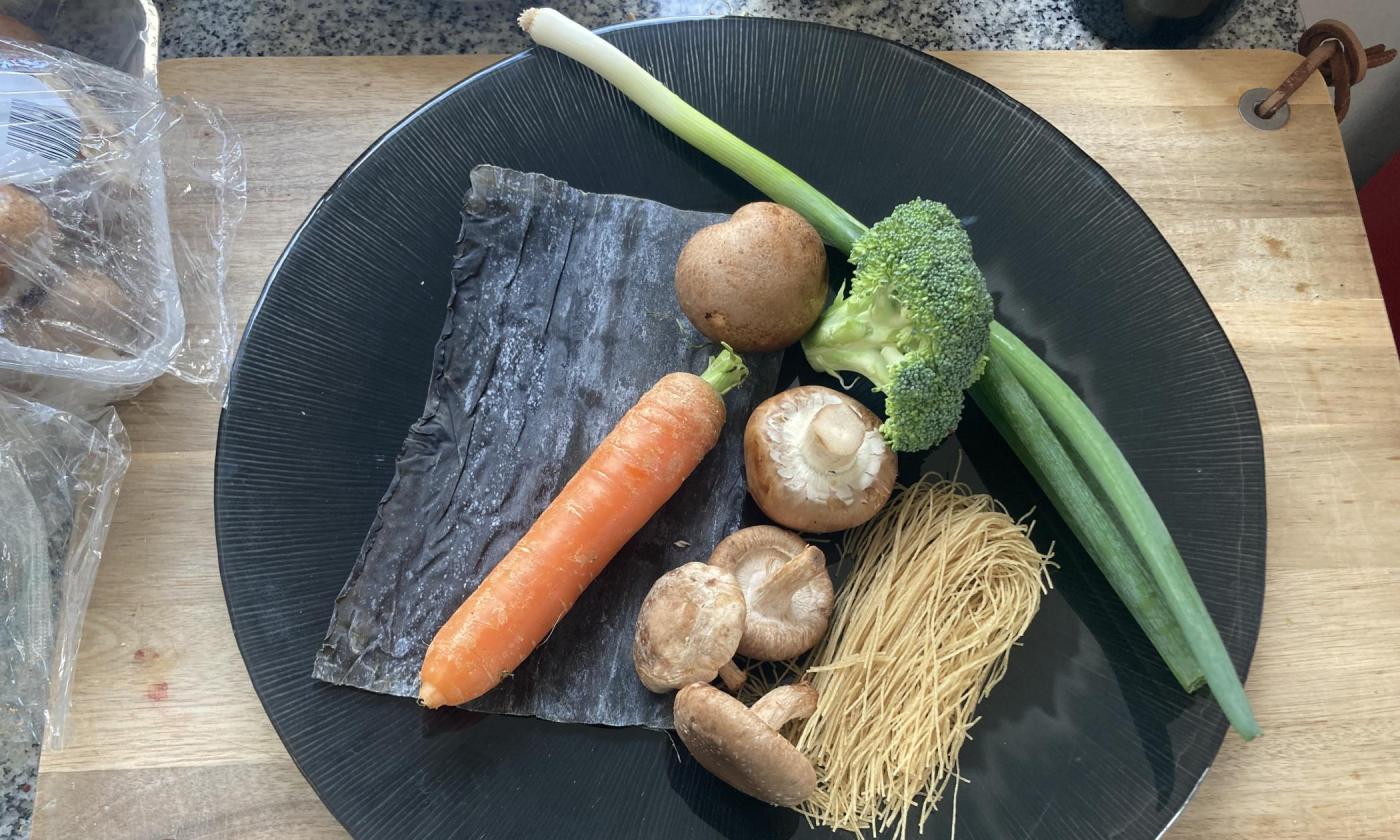 Imagen de los ingredientes proporcionados para "Kombu Dashi con hongos shiitake, zanahoria y fideos".