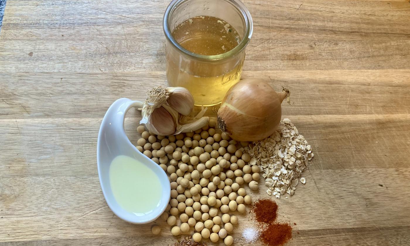 Imagen de los ingredientes proporcionados para "Empanadas de soja con avena, cebolla y ajo".