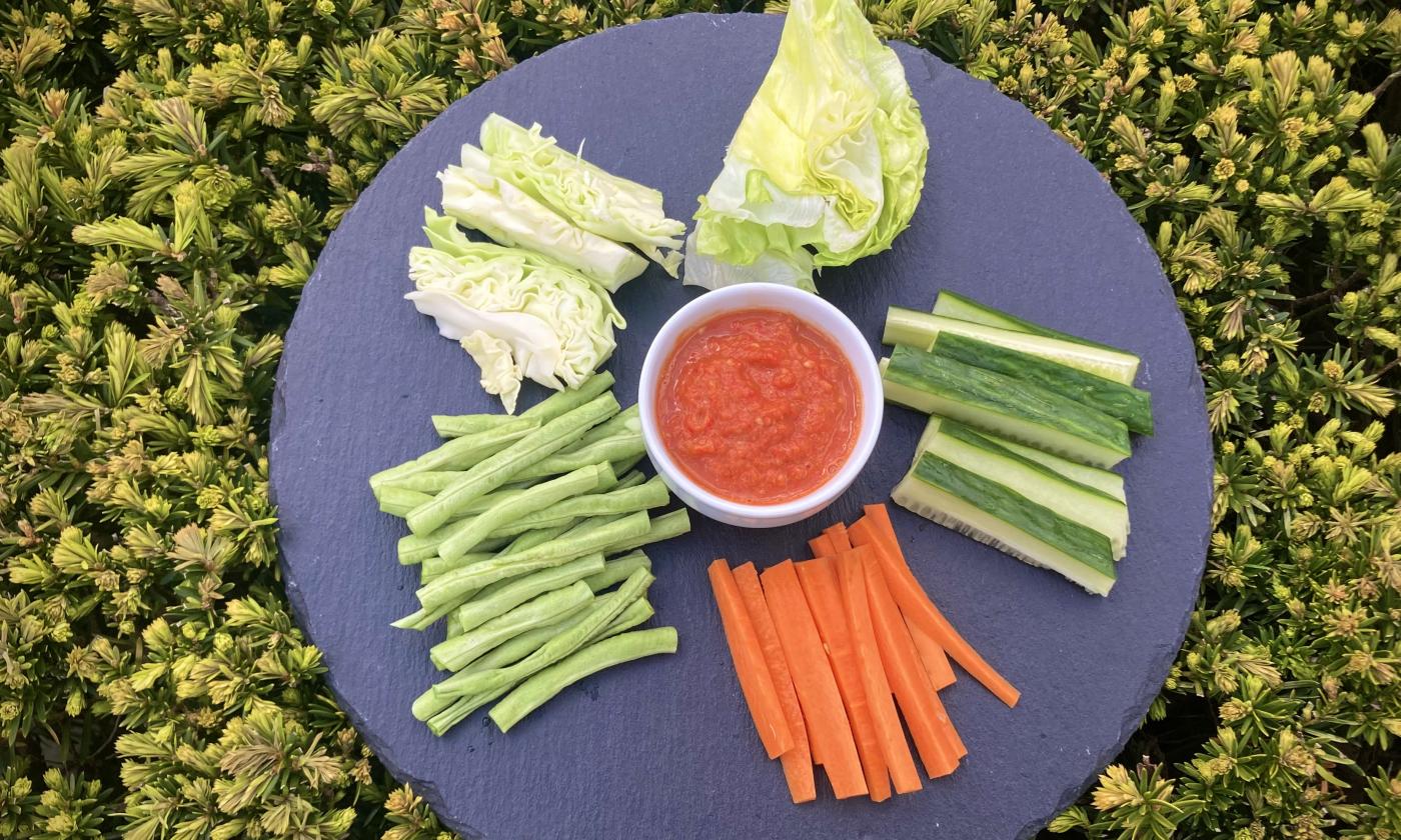 Rezeptbild vom angerichteten "Chili-Dip mit rohen Schlangenbohnen, Karotten und Kohl".