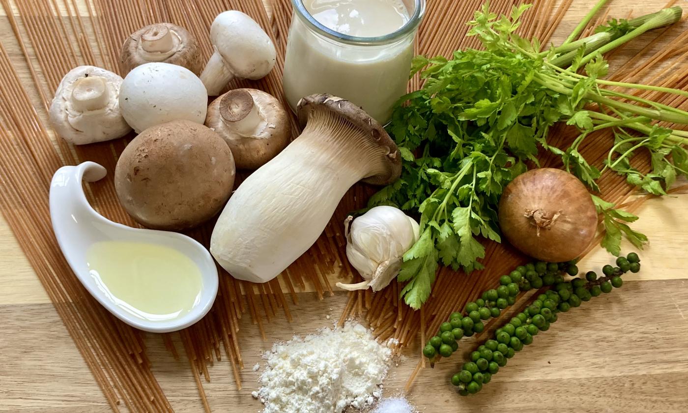 Spaghetti mushroom pan with fresh green pepper