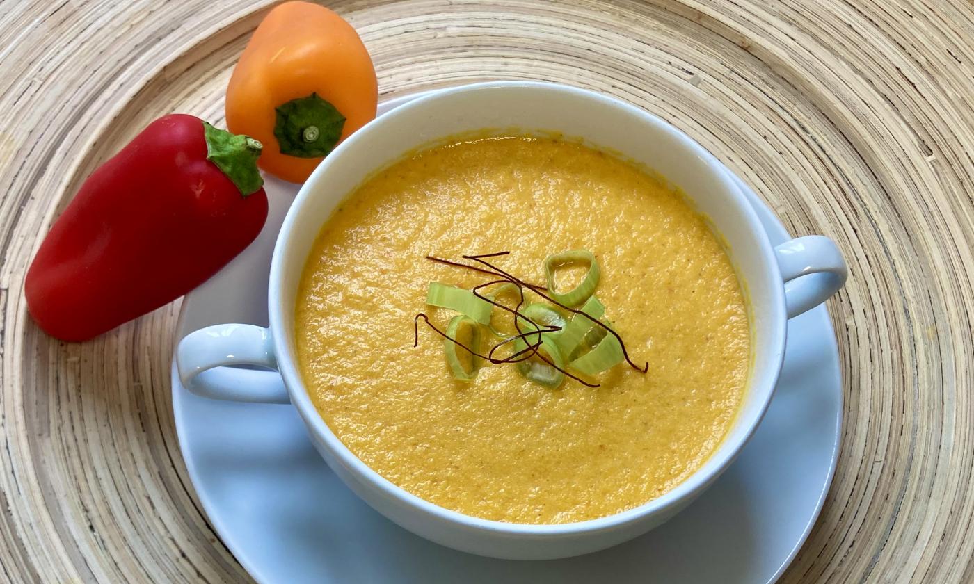 Rezeptbild von der angerichteten "Roh-veganen Paprikasuppe mit Karotte und Kurkuma".