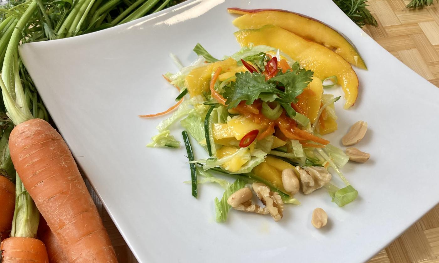 Rezeptbild vom angerichteten "Asiatischen Salat mit Mango und Karotten".