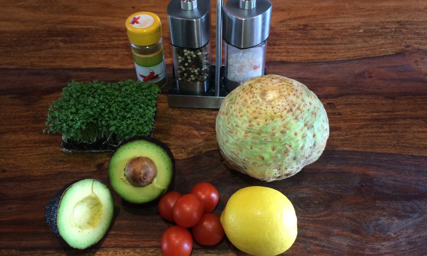 Ingredienti per "insalata di sedano con avocado e salsa di pomodoro". Senza utensili da cucina.