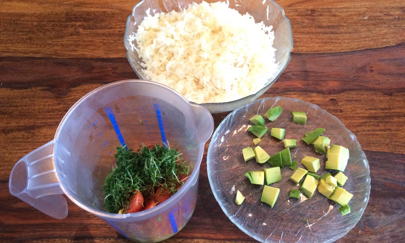 Ingredienti preparati per la «insalata di sedano con avocado e salsa di pomodoro». Nessun ingrediente di cottura