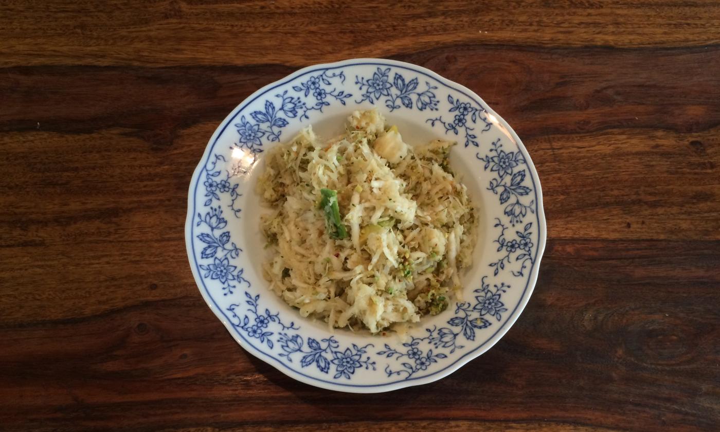 «Insalata di sedano con salsa di avocado e pomodoro» servita su un piatto.