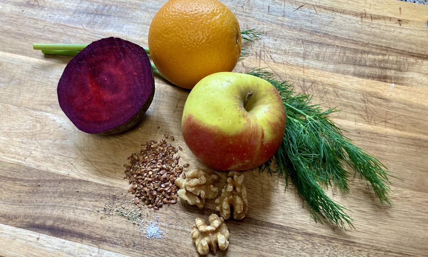 Foto degli ingredienti preparati per l'“Insalata di barbabietola sana e senza olio con mela”.