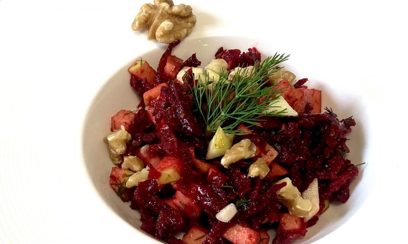 Foto del preparato “Insalata di barbabietola sana e senza olio con mela” in una ciotola.
