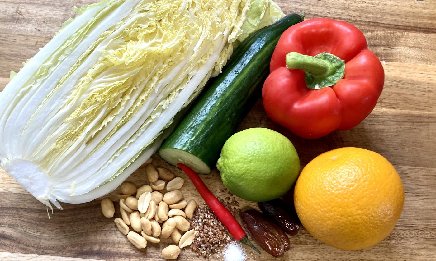 Bereitgestellte Zutaten für den "Roh-veganen Chinakohlsalat mit cremigem Erdnussdressing".