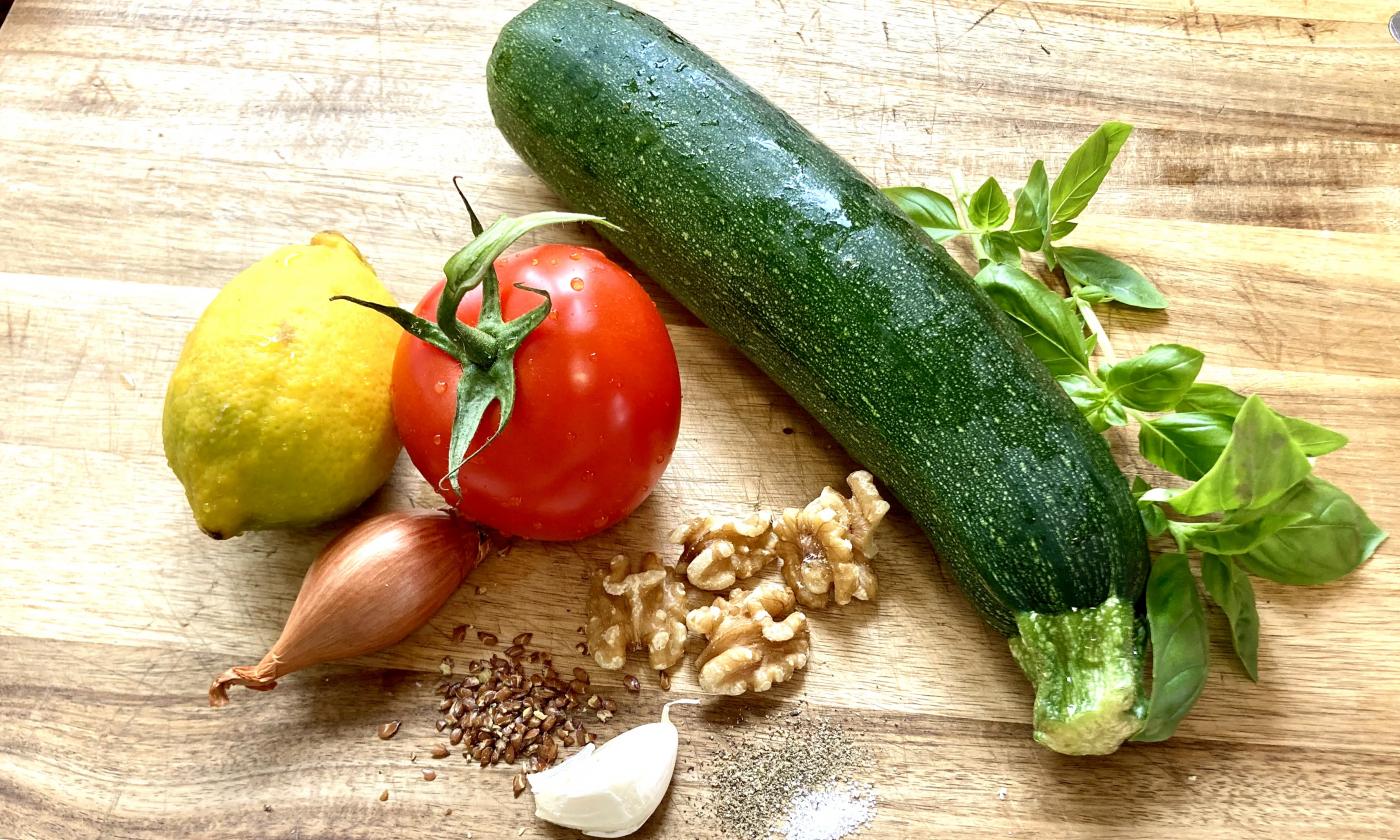 Bereitgestellte Zutaten für den "Roh-veganen, ölfreien Zucchinisalat mit Tomate und Basilikum".
