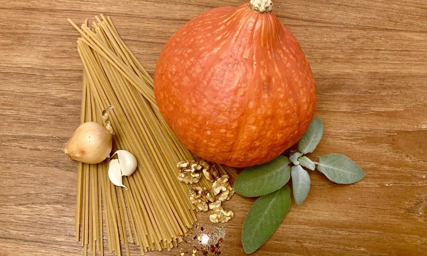 Foto bereitgelegter Zutaten für die "cremige und ölfreie Vollkornlinguine mit Kürbis und Salbei".