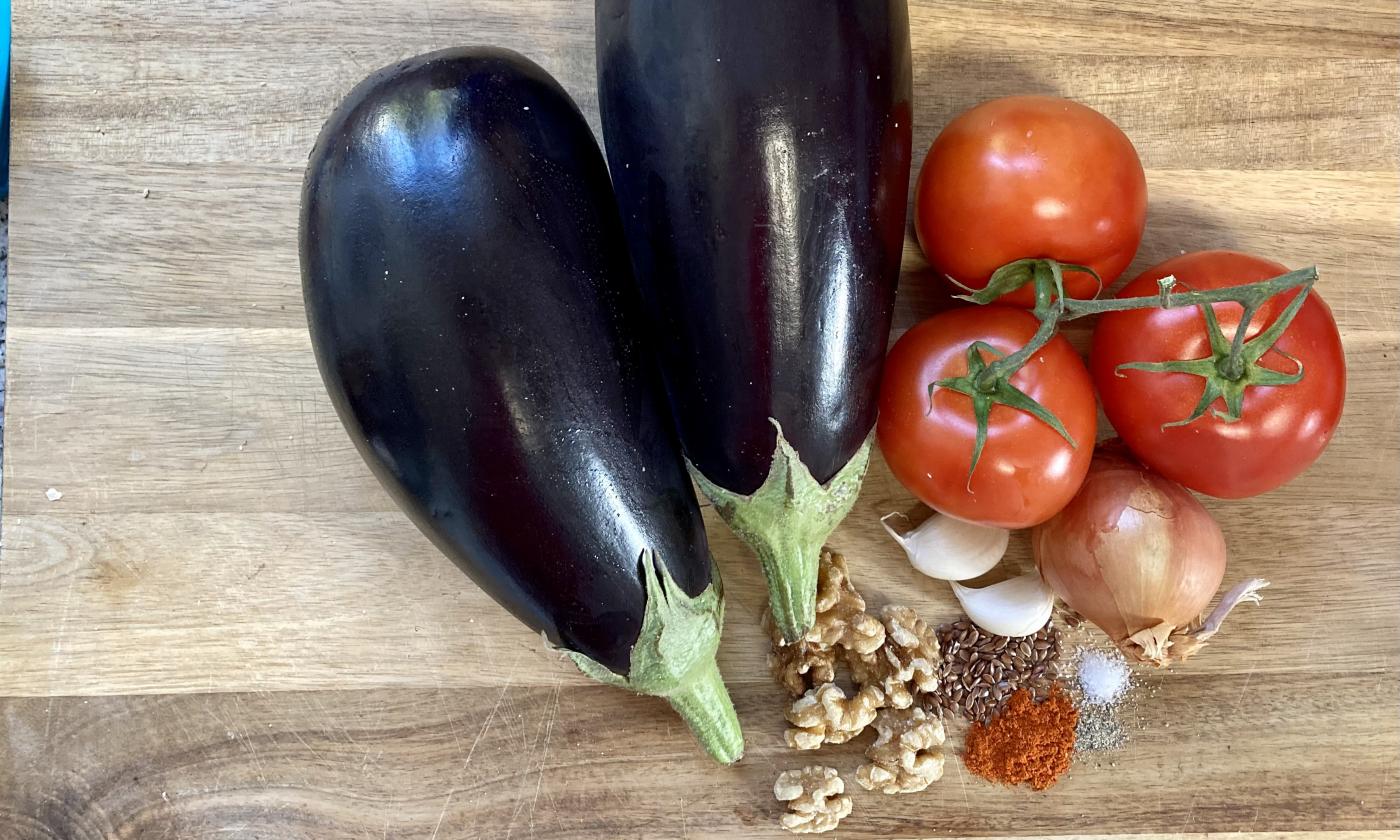 Foto de los ingredientes preparados para las "verduras berenjenas con tomate sin aceite" (sin guarnición).