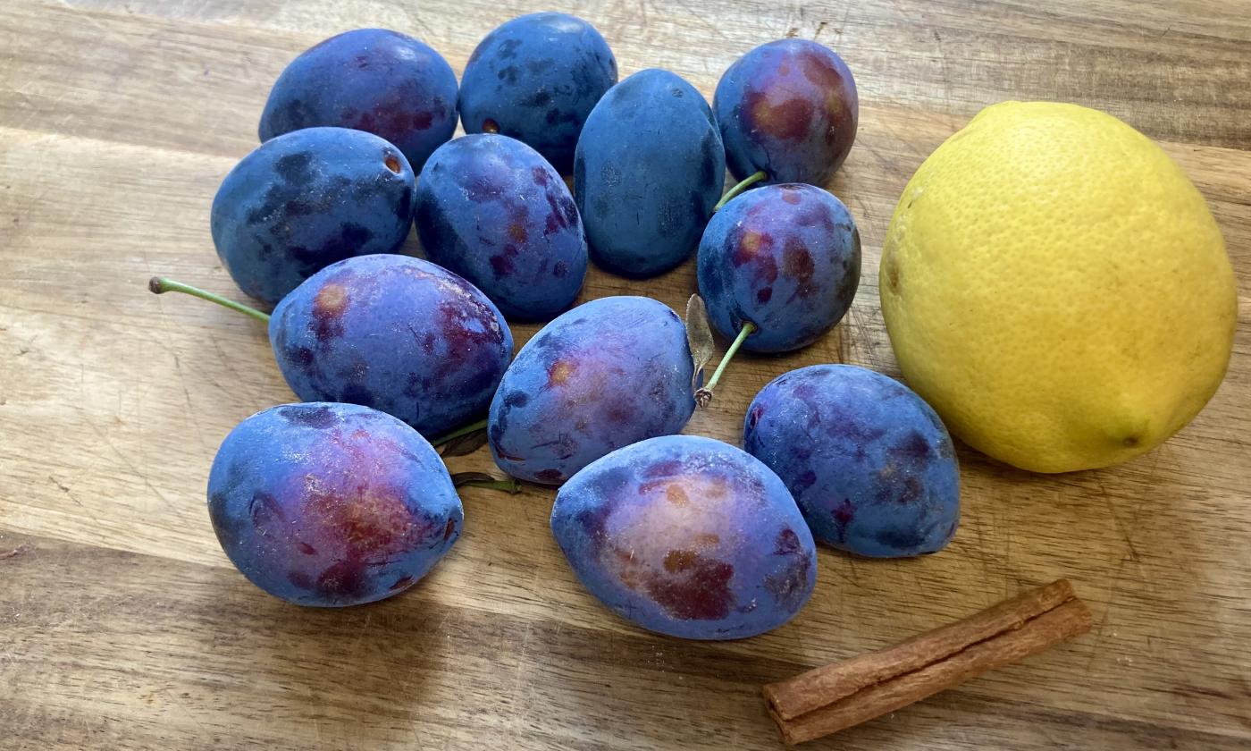 Foto bereitgestellter Zutaten für "Pflaumenmus ohne zugesetzten Zucker aus dem Backofen".