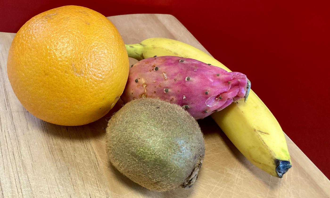 Foto bereitgestellter Zutaten für  den "Smoothie aus Kaktusfeige, Banane, Kiwi und Orange".