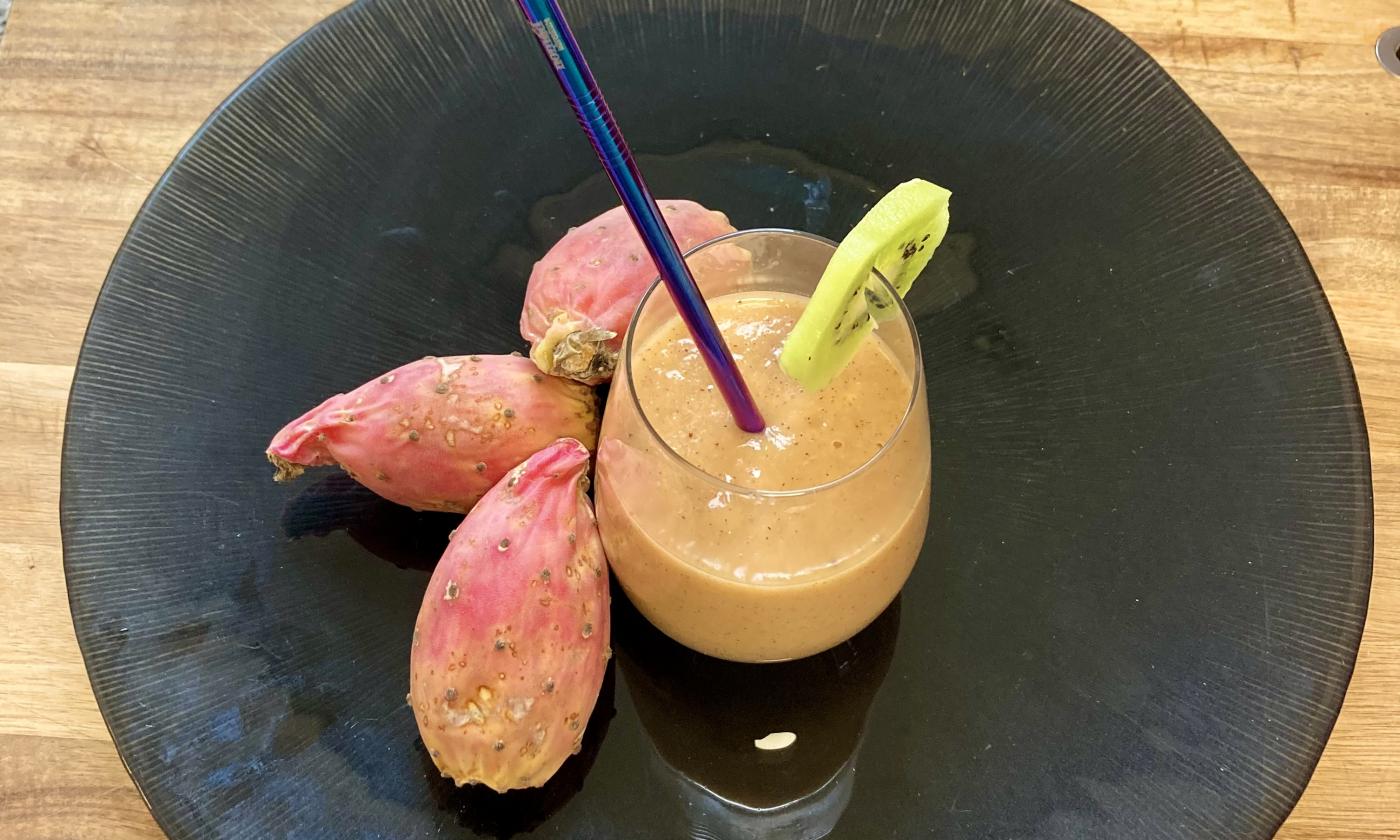 Bild vom fertiggestellten "Smoothie aus Kaktusfeige, Banane, Kiwi und Orange".