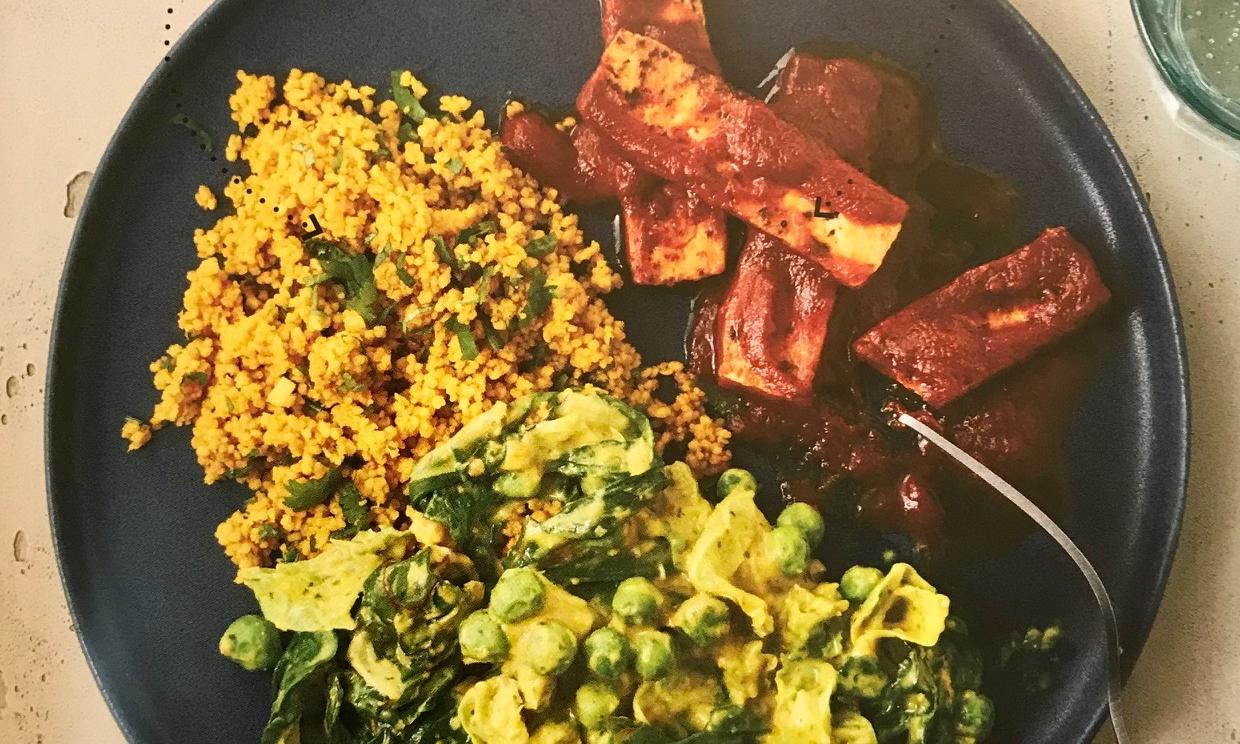 Image "Greens with peas and coriander-ginger sauce" from "Goodbye vegan cliché! The cookbook", p. 181.
