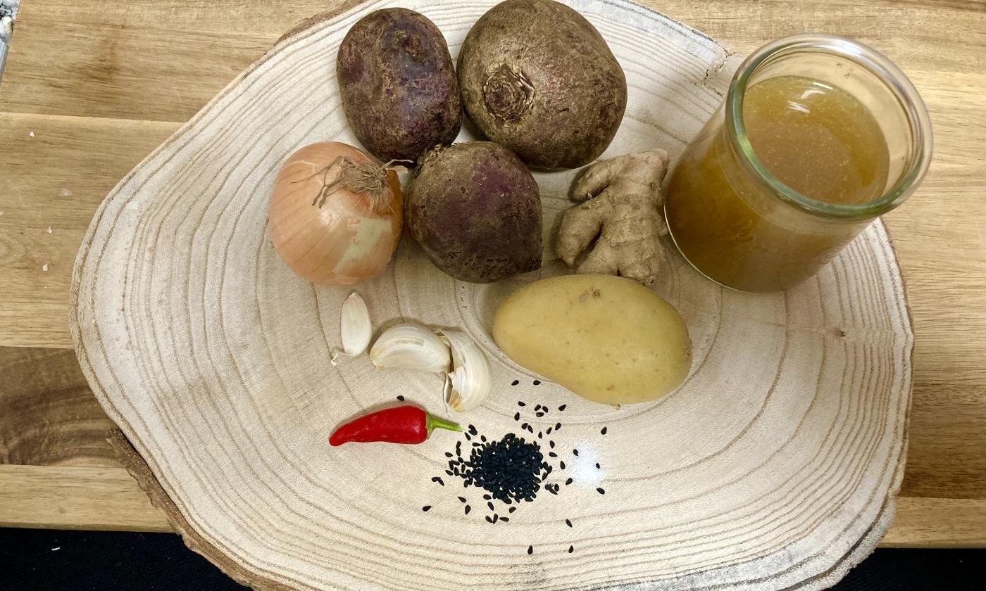 Изображение ингредиентов для «быстрого свекольника с имбирем, перцем чили и черным тмином».