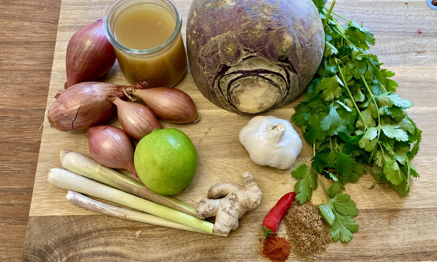 Изображение ингредиентов для «Веганского лесного карри-острого азиатского супа с лемонграссом».