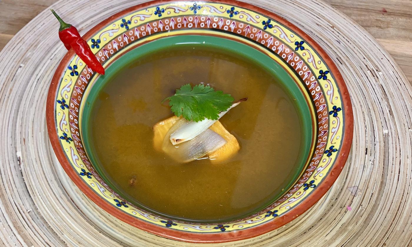 Veganes Waldcurry-scharfe asiatische Suppe mit Zitronengras | Stiftung G+E
