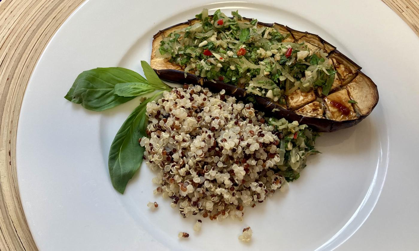 Картинка рецепта «Запеченные азиатские баклажаны с хорапой» - здесь вместо риса вместо риса используется киноа.