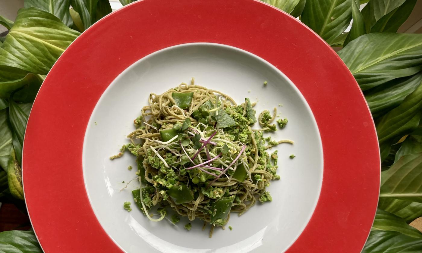 Imagen de la receta de “fideos soba con guisantes, pistachos, brotes y menta” preparados.