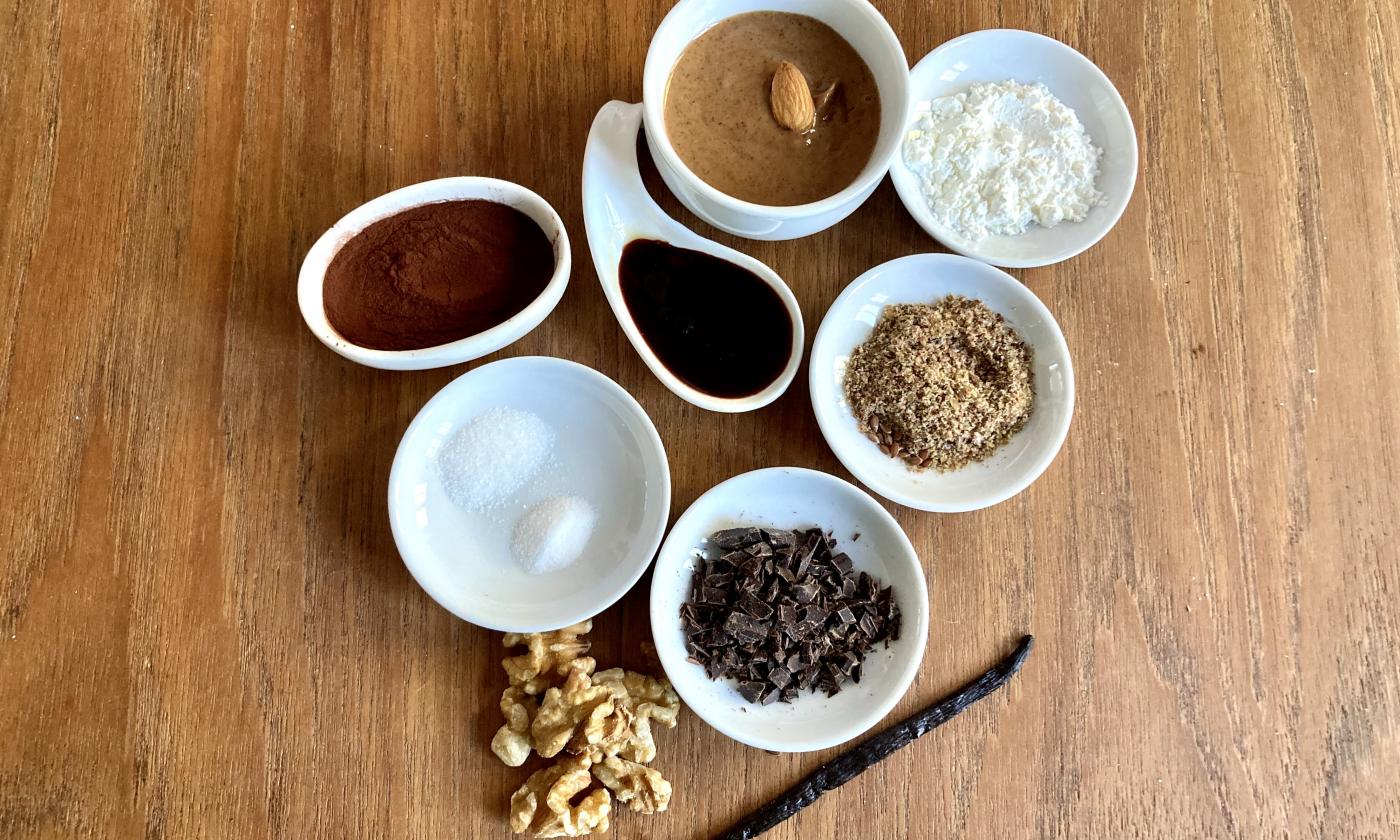 Ingredientes previstos para los “brownies veganos sin harina y sin aceite con mantequilla de almendras y nueces”.