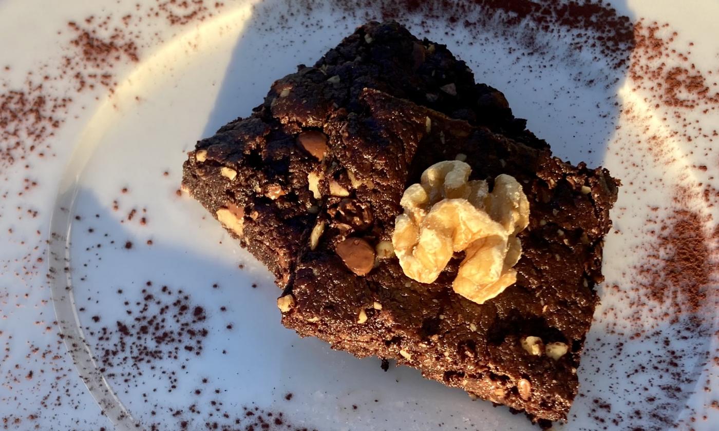 Foto de los “brownies veganos sin harina ni aceite con mantequilla de almendras y nueces” preparados.