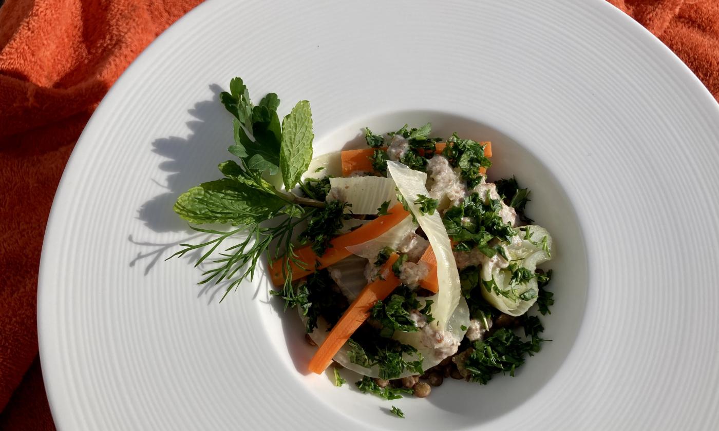Картинка рецепта с определенного расстояния: «Теплый салат из чечевицы с фенхелем, морковью и зеленью».