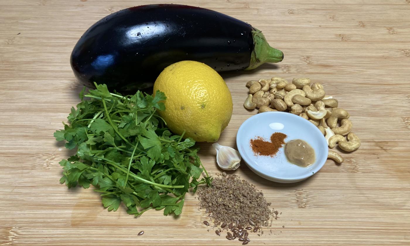 Foto bereitgestellter Zutaten für das "ölfreie, gesunde Auberginen-Mousse mit Petersilie".