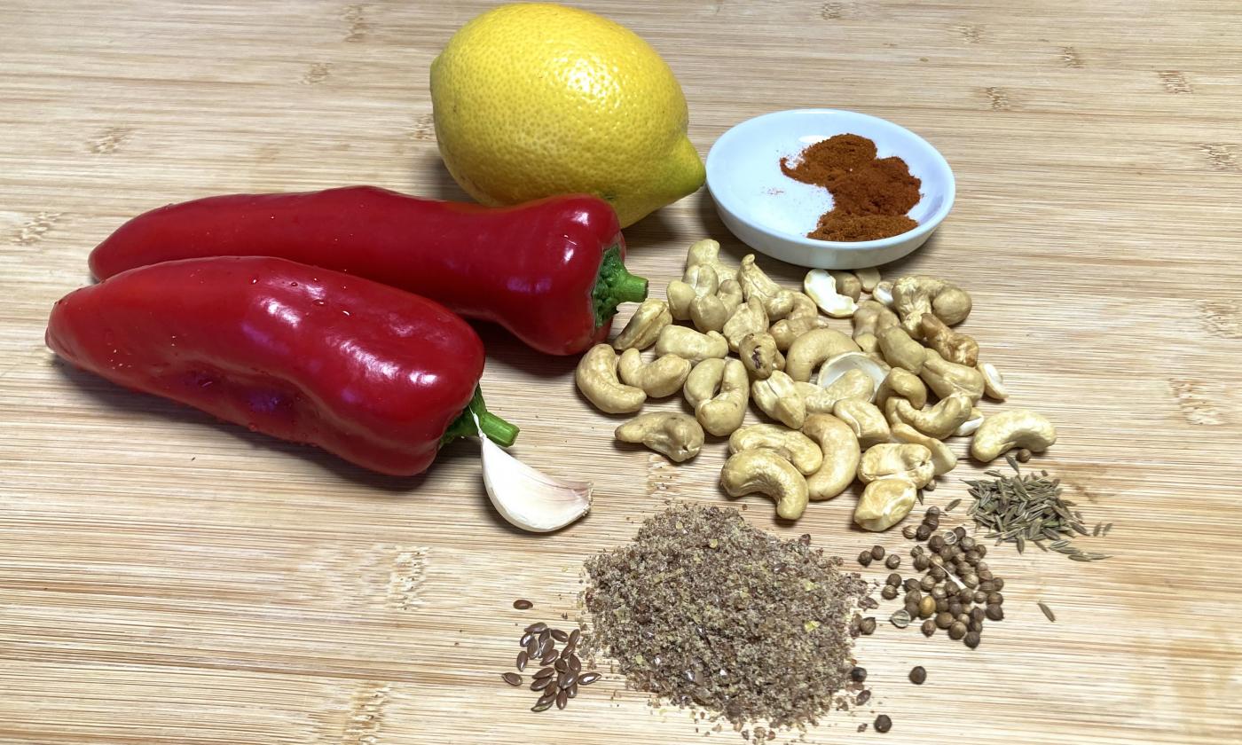 Bild bereitgestellter Zutaten für den "ölfreien cremigen Paprika-Dip mit Cashewkernen".