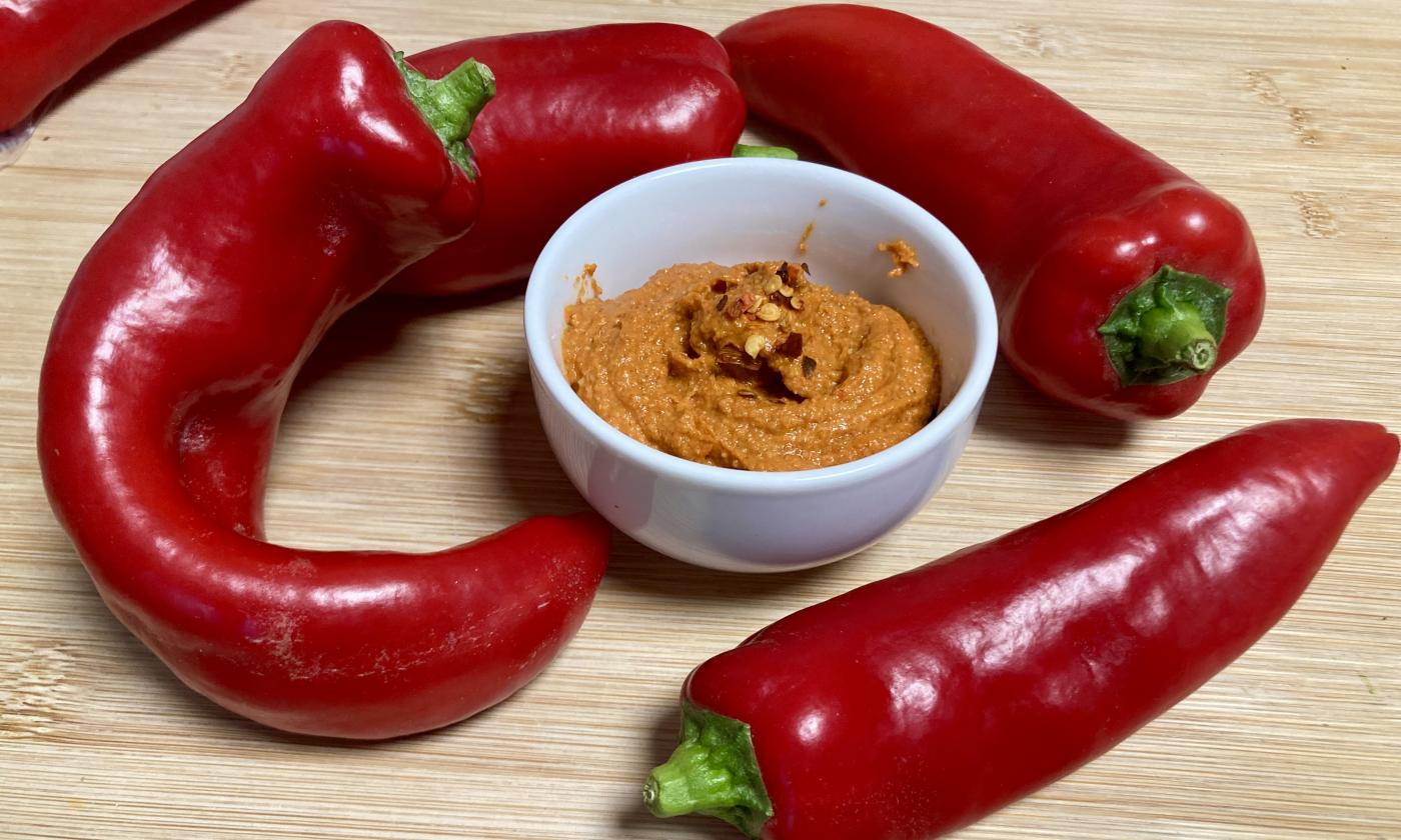 Rezeptbild vom angerichteten "ölfreien cremigen Paprika-Dip mit Cashewkernen".