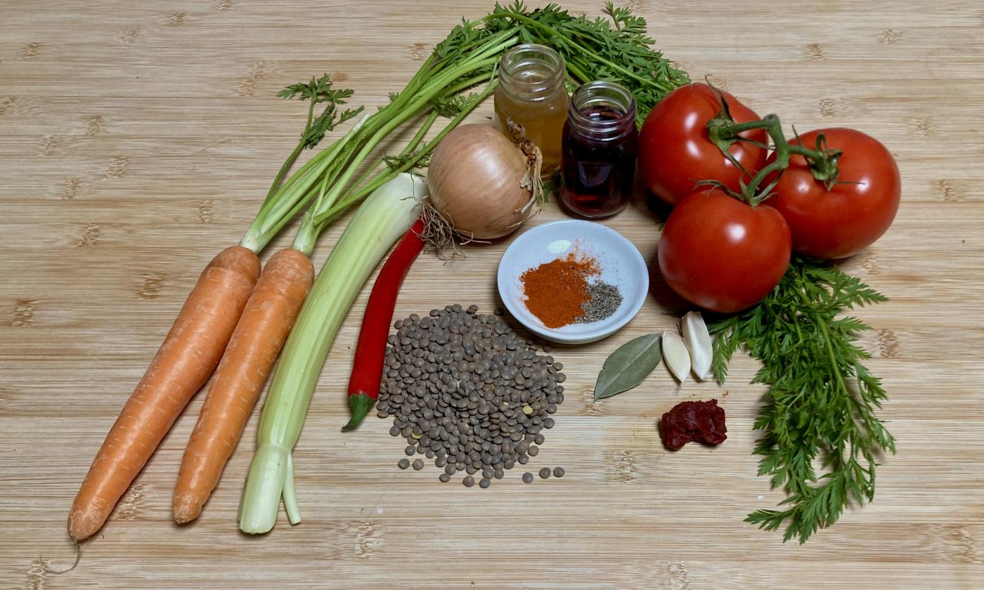 Foto bereitgestellte Zutaten für die "Linsenbolognese mit Traubensaft".