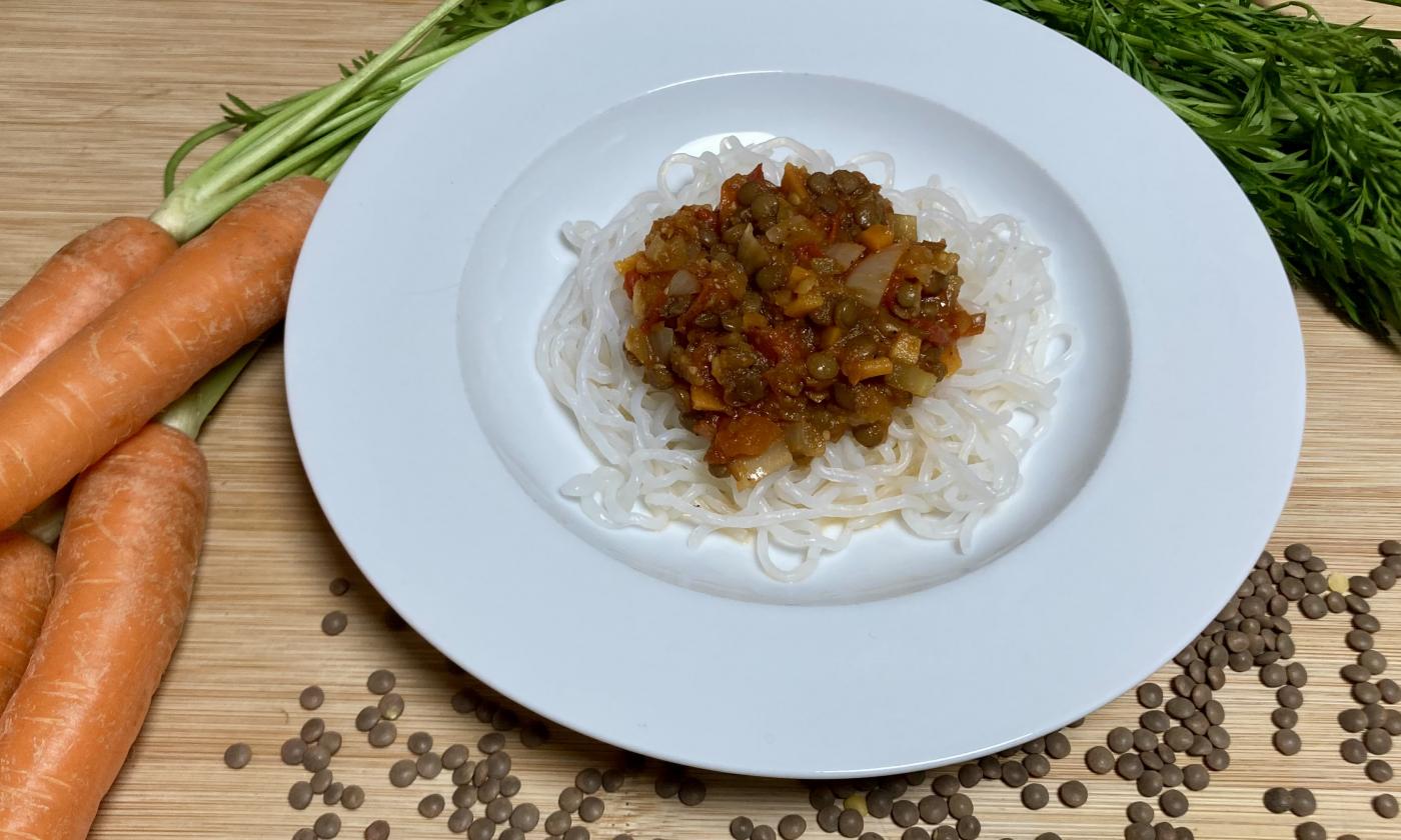 Rezeptbild von der angerichteten "Linsenbolognese mit Traubensaft" mit Shirataki-Nudeln.