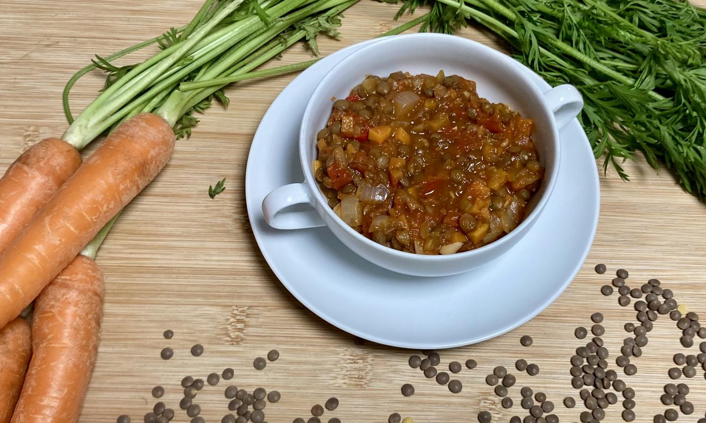 Rezeptbild von der angerichteten "Linsenbolognese mit Traubensaft" als Eintopf.
