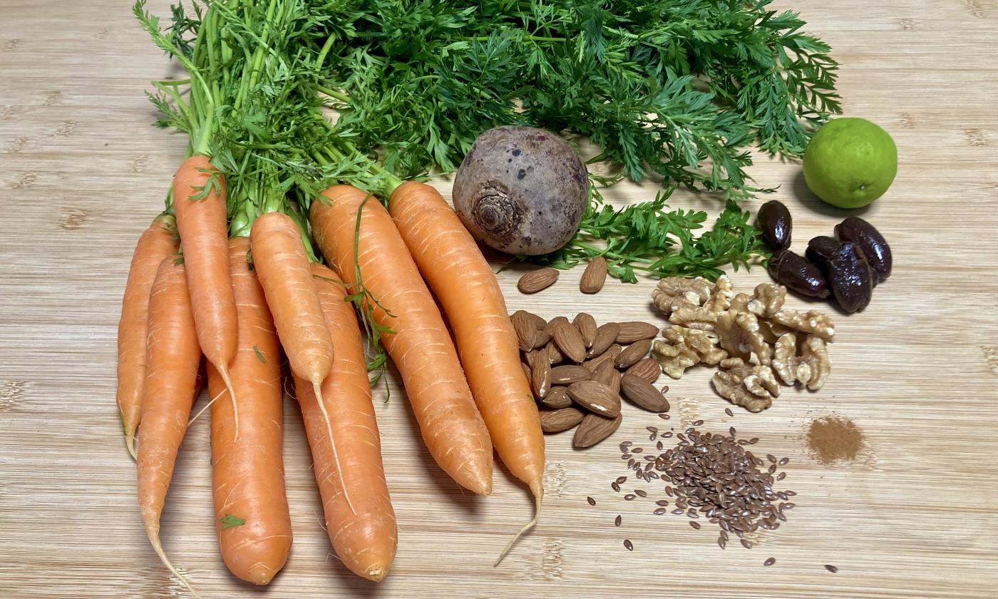 Foto bereitgestellte Zutaten für den "Roh-veganen, ölfreien Karottenkuchen mit Roter Bete".