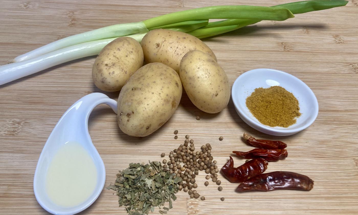 Foto bereitgestellter Zutaten für die "Kartoffeln indische Art mit Bockshornkleeblätter".