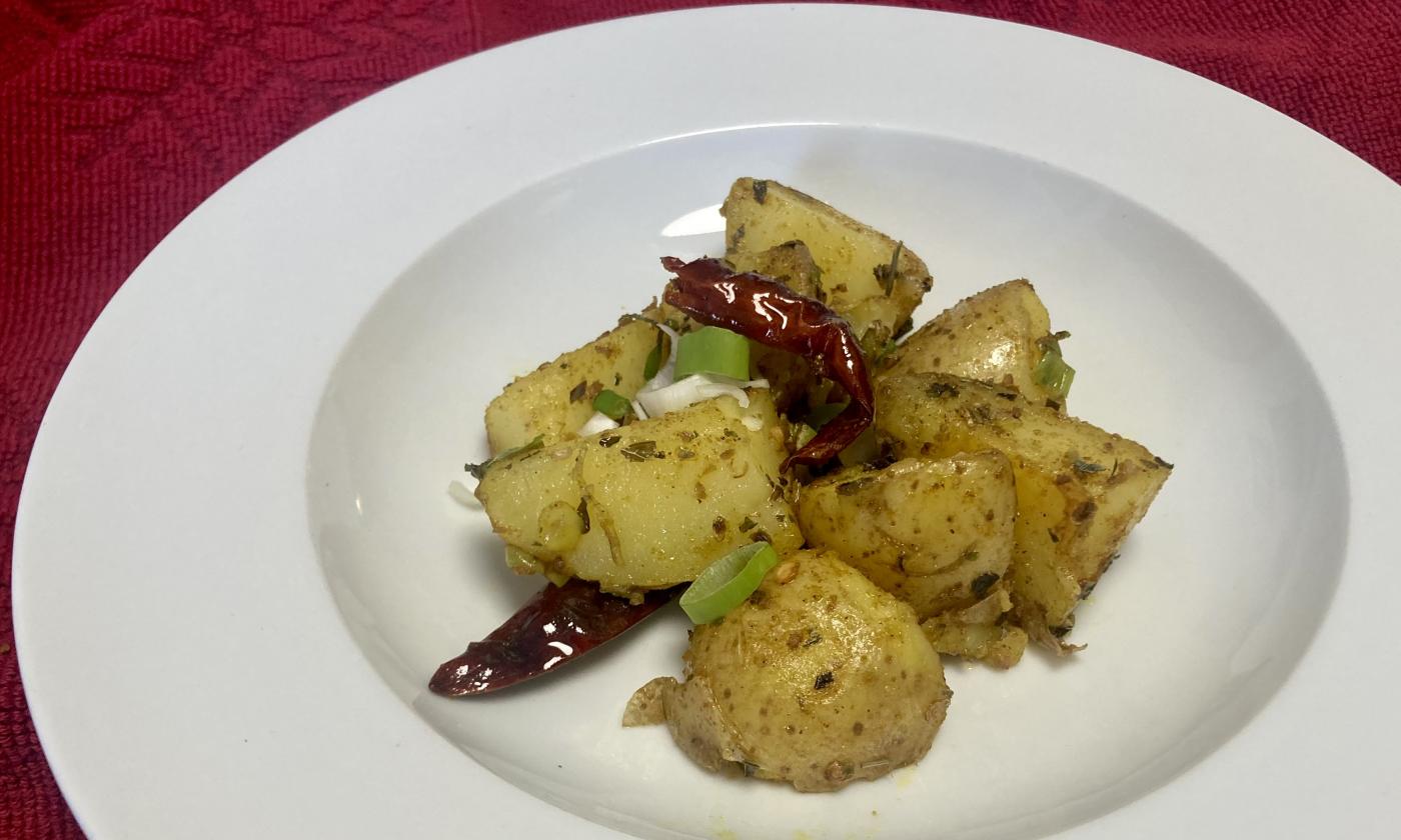 Rezeptbild von den angerichteten "Kartoffeln indische Art mit Bockshornkleeblätter".