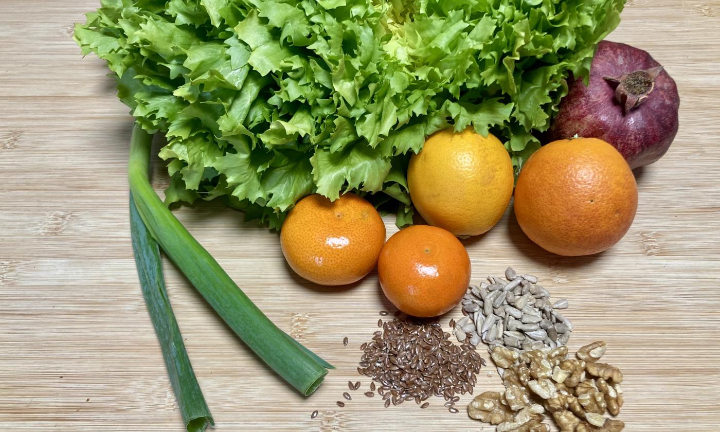 Foto bereitgesteller Zutaten für den "fruchtigen Endiviensalat mit Clementinen und Granatapfel".