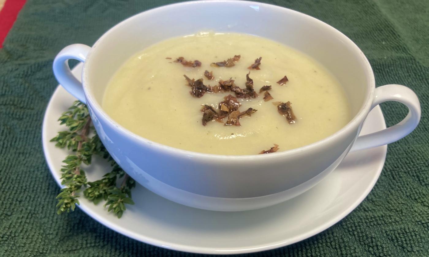 Rezeptbild von der angerichteten "Blumenkohlsuppe mit Thymian und Dulseflocken".