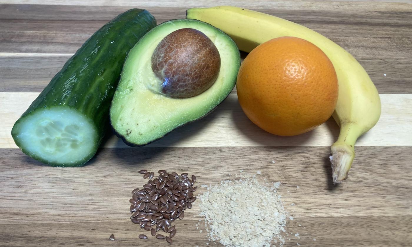 Foto bereitgestellter Zutaten für "Grünen Smoothie mit Avocado, Banane und Bierhefeflocken".