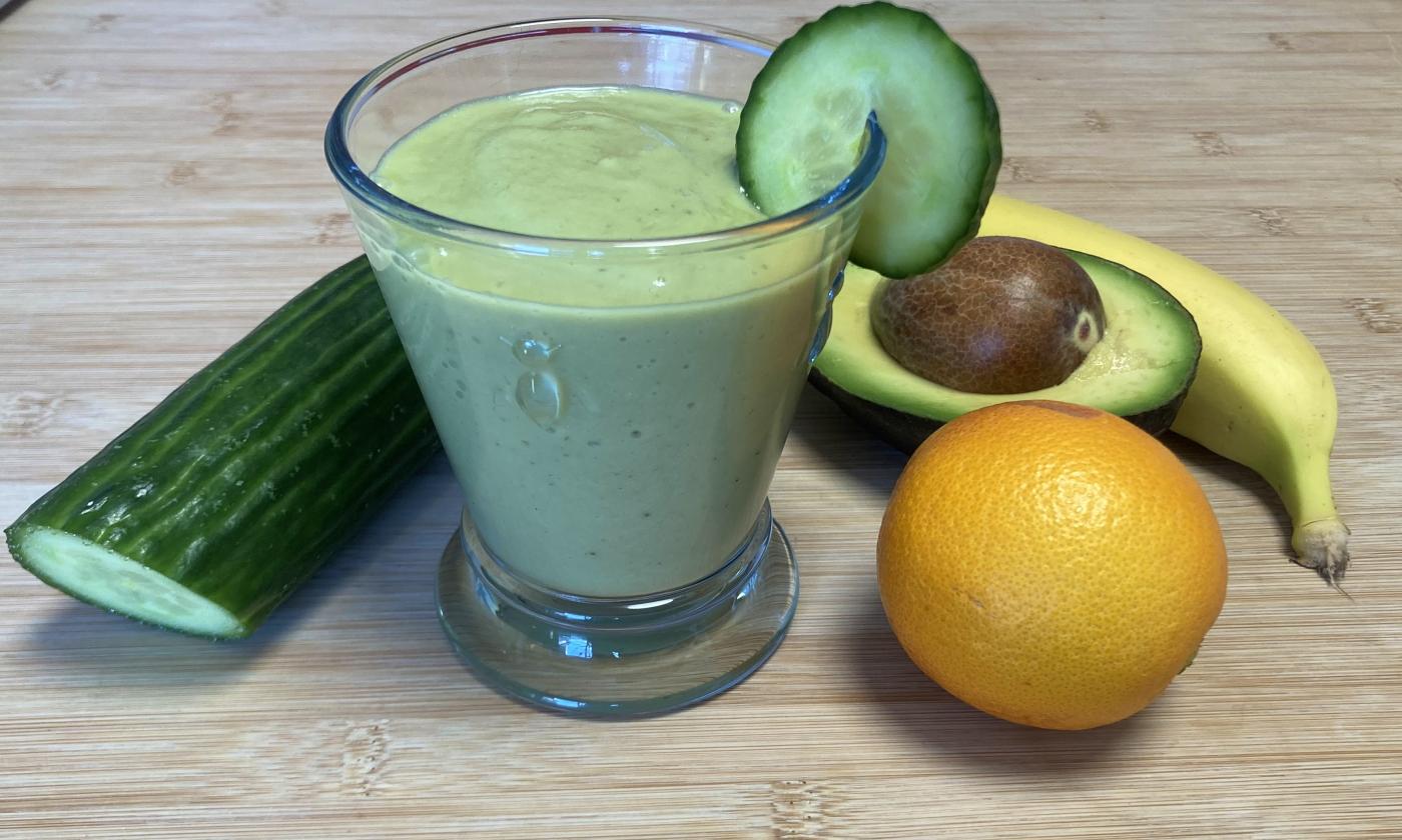 Rezeptbild vom angerichteten "Grüner Smoothie mit Avocado, Banane und Bierhefeflocken".