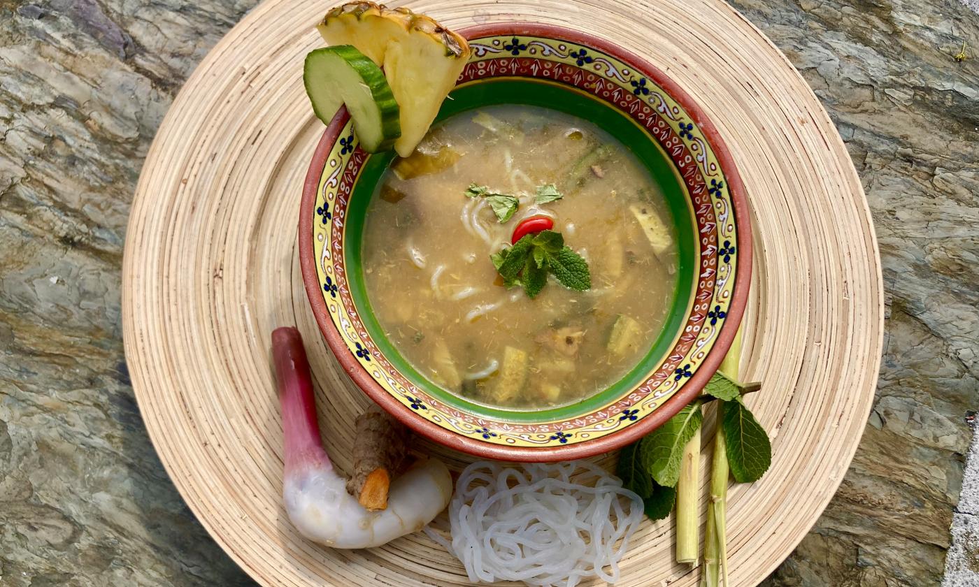 Foto der angerichteten "kalorienarmen, veganen Penang Assam Laksa mit Shirataki Nudeln".